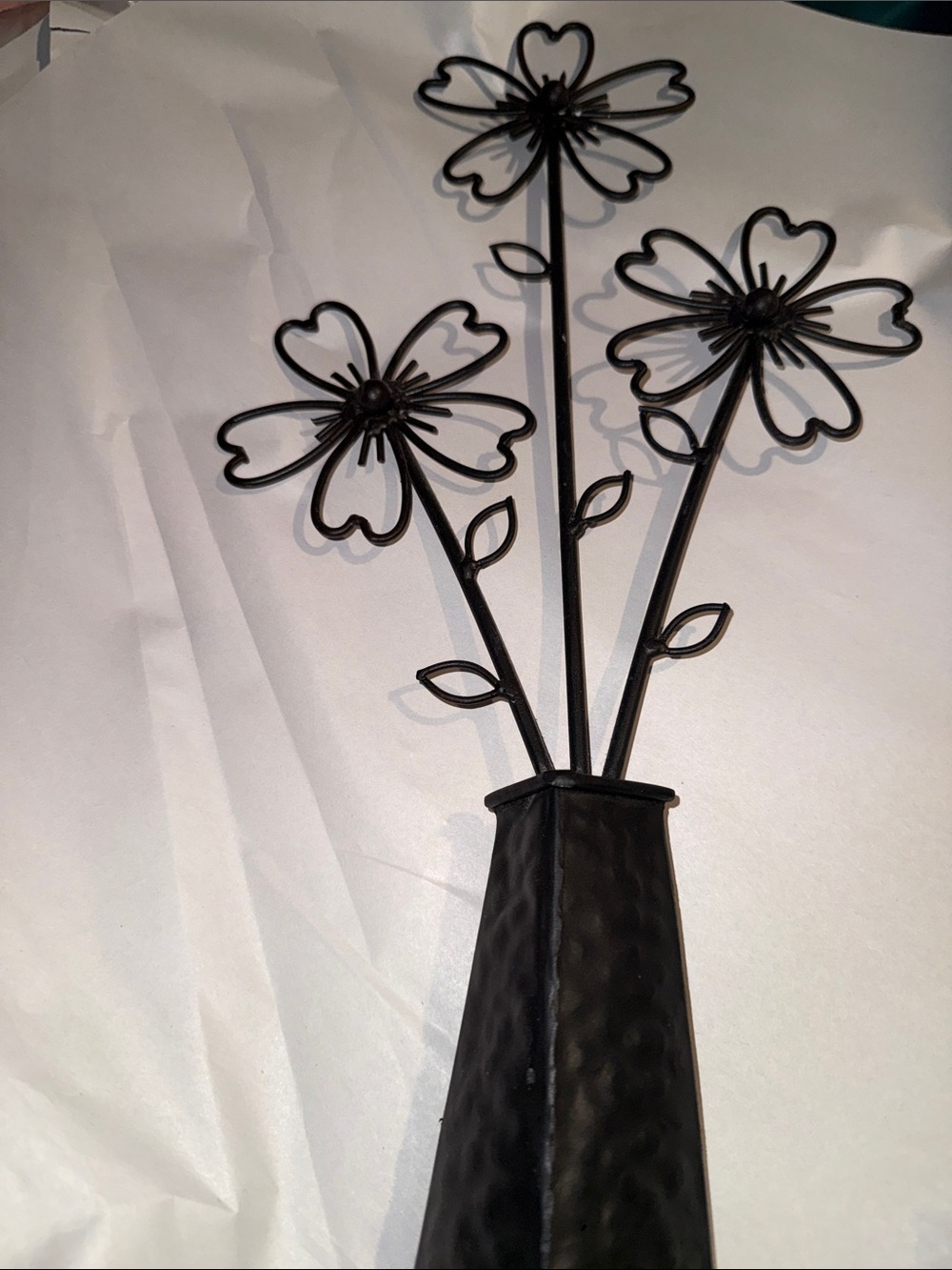 Black Metal Flower Vase Accent - Decorative Stem Arrangement